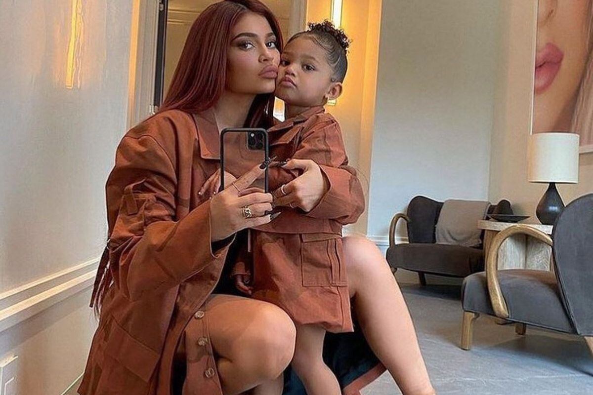 Stormi y su bolso Louis Vuitton - Foto 1