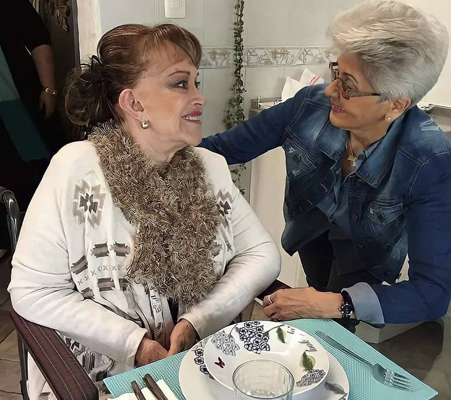 Lucha Villa reaparece en redes sociales y así luce a sus 85 años de