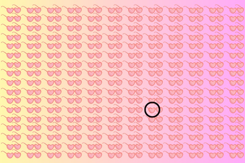 Muchos lentes con forma de corazón, y solo uno es diferente, y está señalado con un círculo negro.