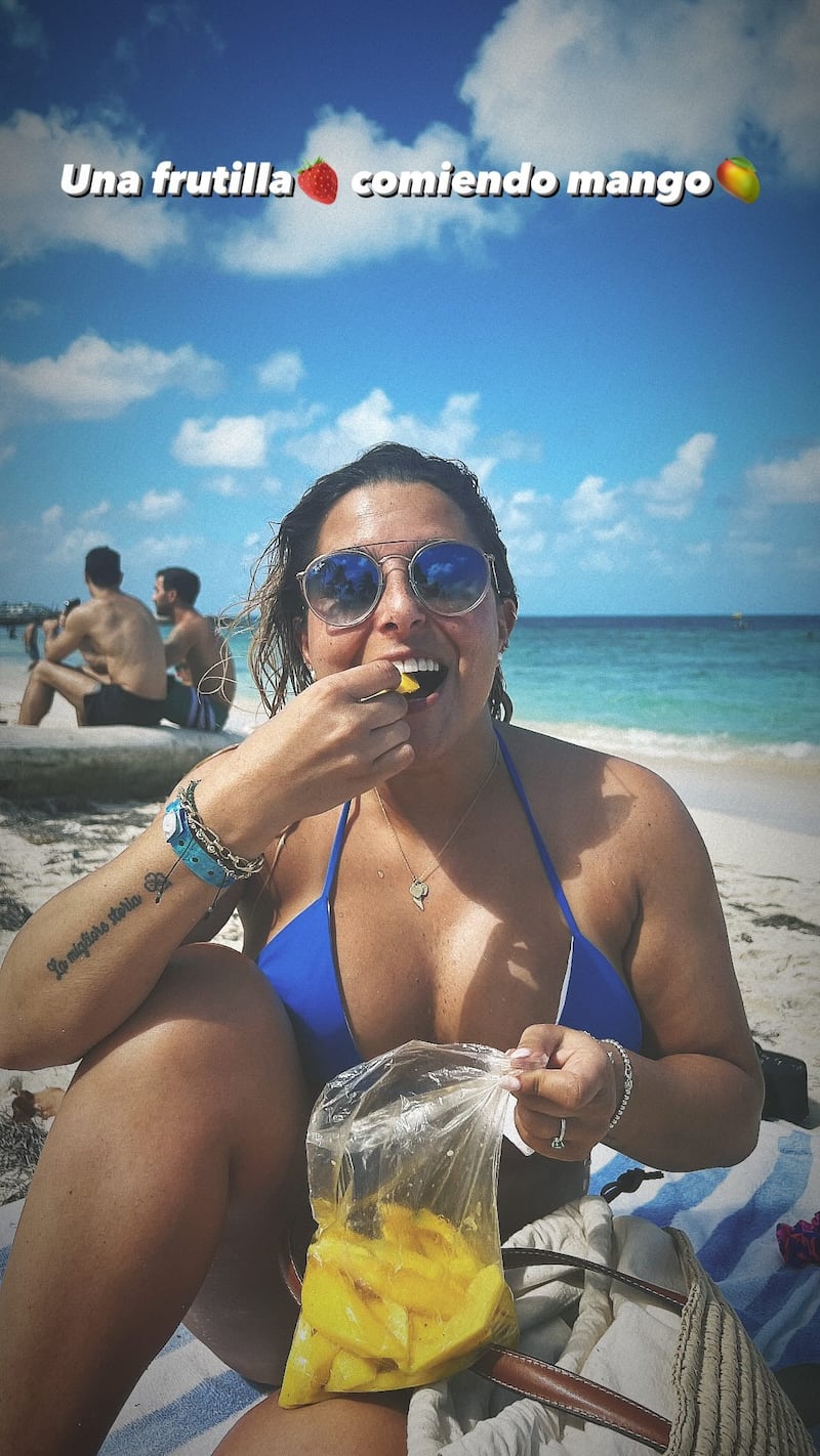 Fadwa Helhue comiendo mango en sus vacaciones en San Andrés