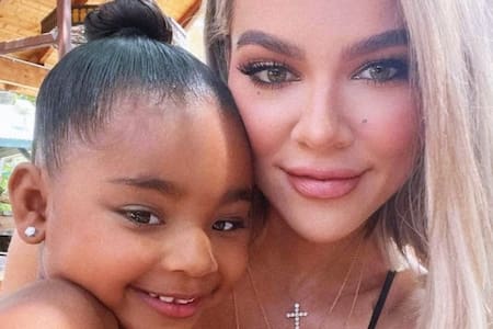 Khloé Kardashian y su hija, True, lucen adorables con vestidos idénticos