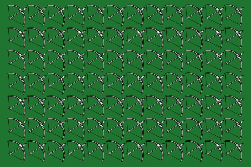 Fondo verde con muchos arco y flechas, y solo uno es diferente.
