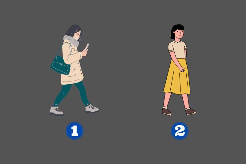 Dos mujeres caminando: una viendo su celular y la otra mirando hacia al frente.