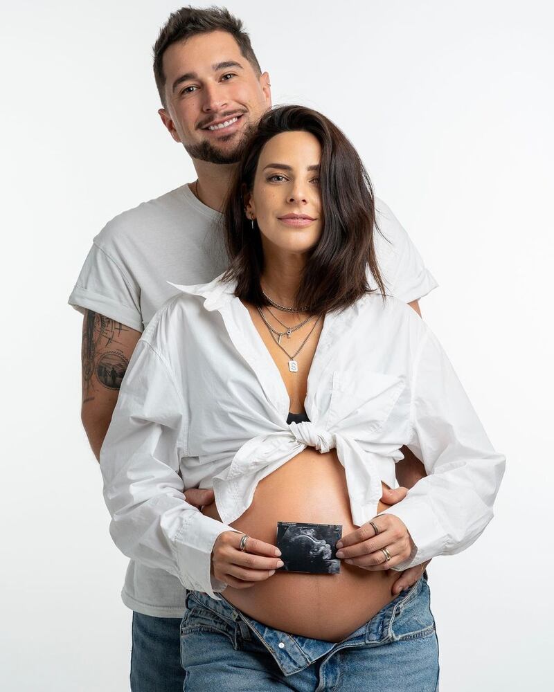 Daniela Castillo y Luis Monacci posan mientras esperan a su bebé Matteo