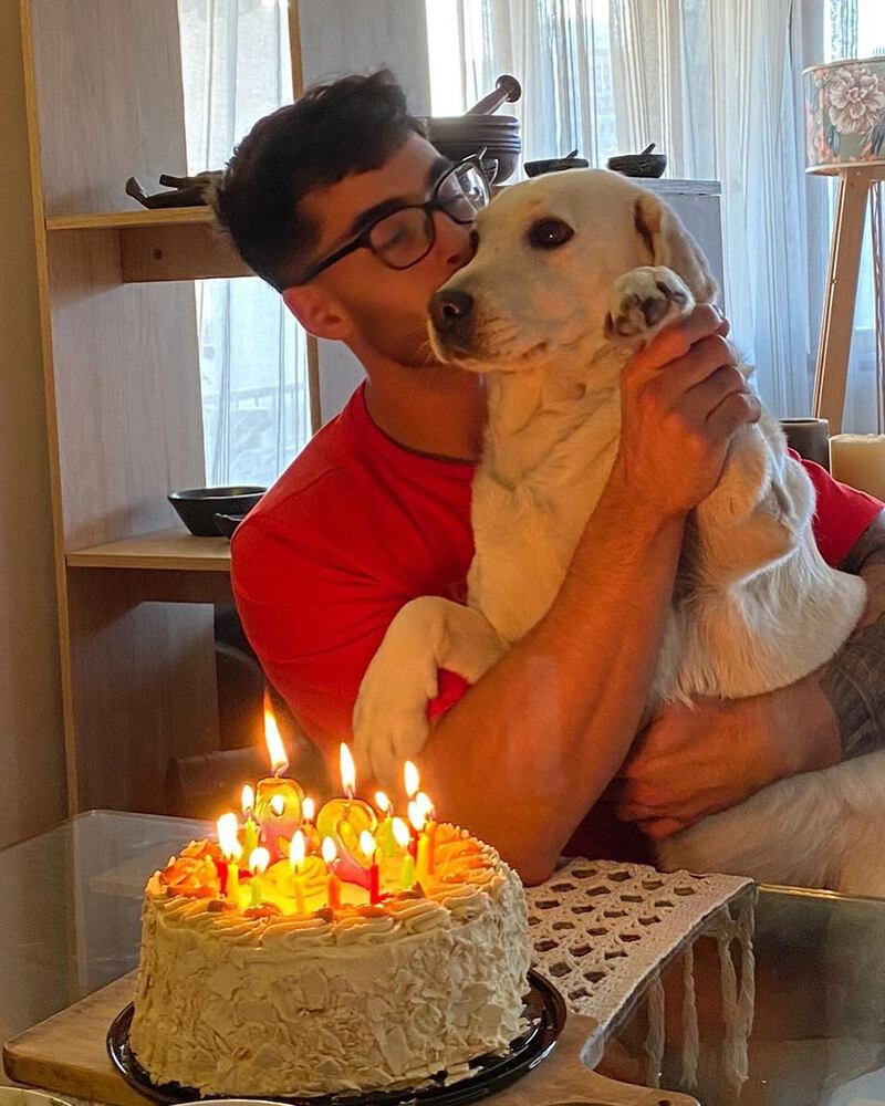 Jorge Aldoney celebrando su cumpleaños con su perrita Dominga