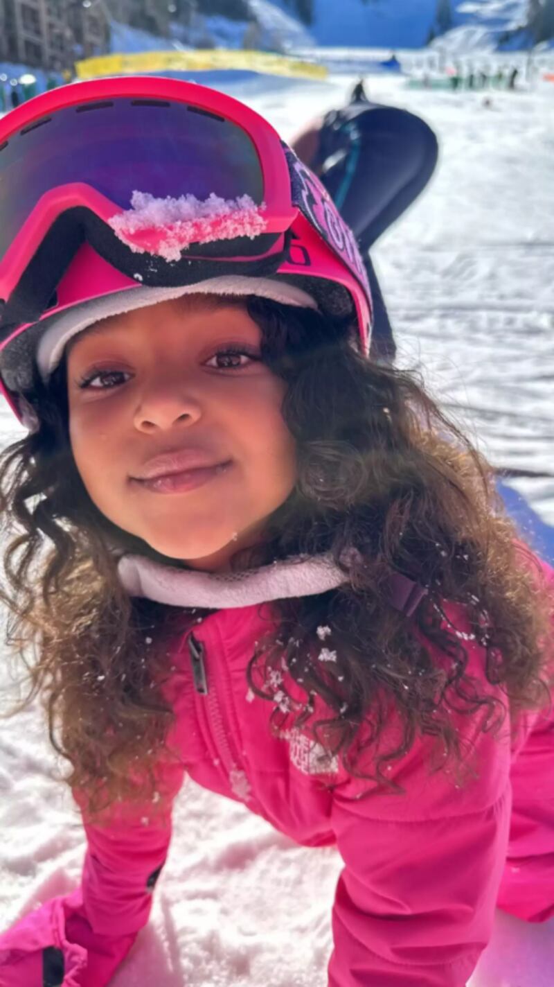 Chicago, hija de Kim Kardashian, posa muy contenta mientras juega en la nieve.