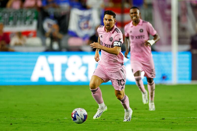 El futbolista argentino avanza con el balón en los pies, durante su estreno como jugador del Inter Miami.