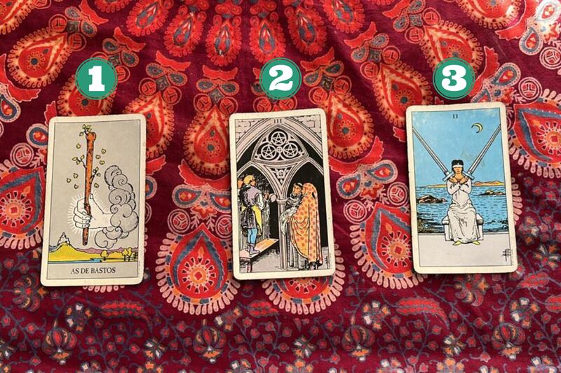 Cartas del tarot encima de una tela.