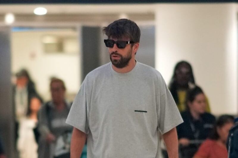 Hombre de frente vestido de manera casual, con lentes oscuros y polera gris