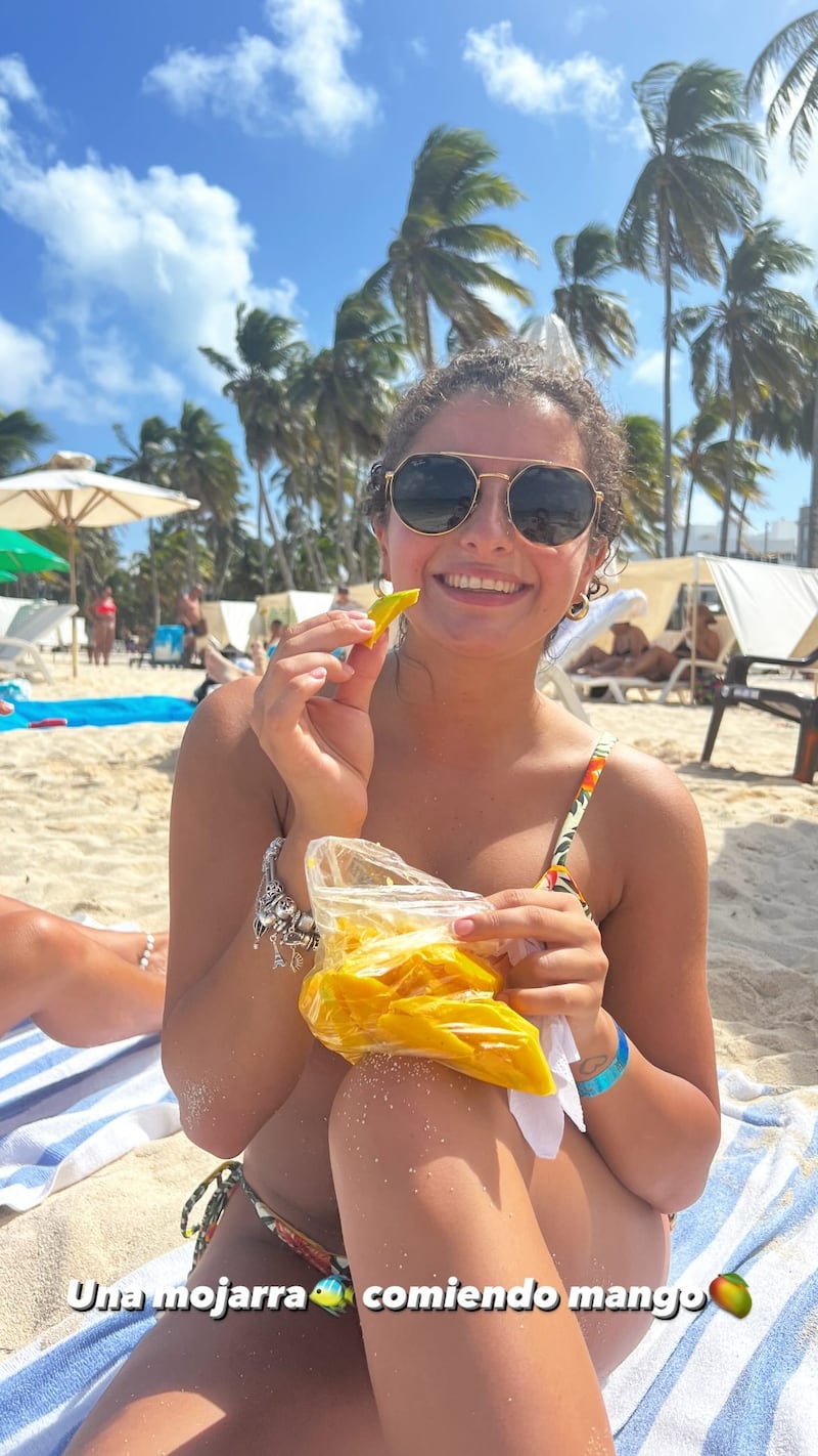 Samia Helhue comiendo mango en sus vacaciones en San Andrés