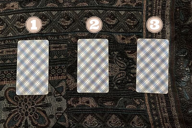Cartas del Tarot ocultas encima de una tela.