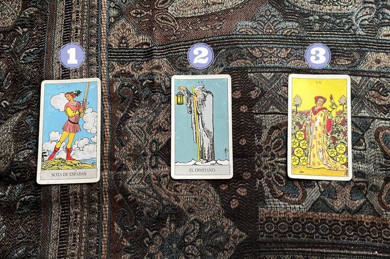 Cartas del tarot sobre una tela.