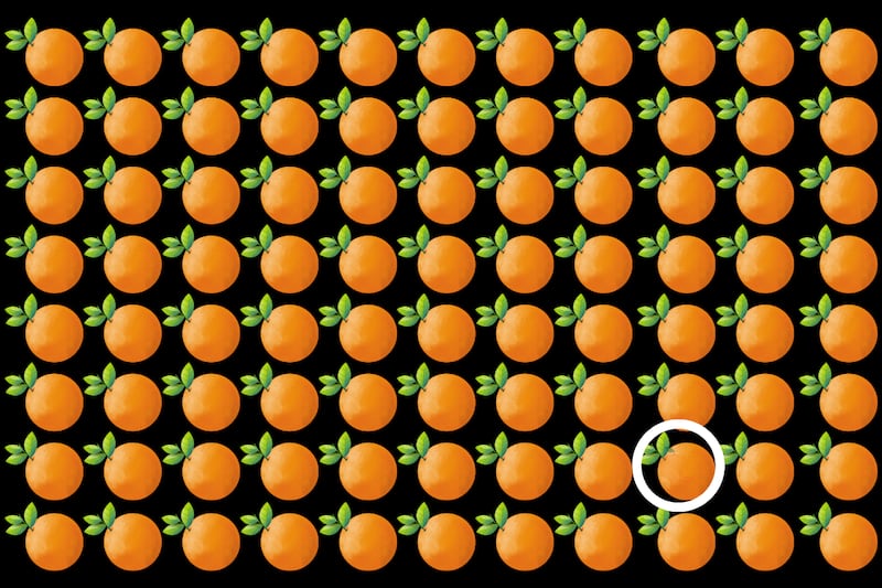 La mandarina se encontraba dentro de la naranja de la segunda fila, de abajo para arriba, y la tercera desde el lado derecho hacia el izquierdo.