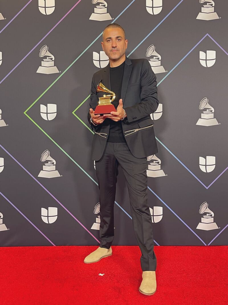Rafael Arcaute recibiendo uno de muchos Grammys a su carrera