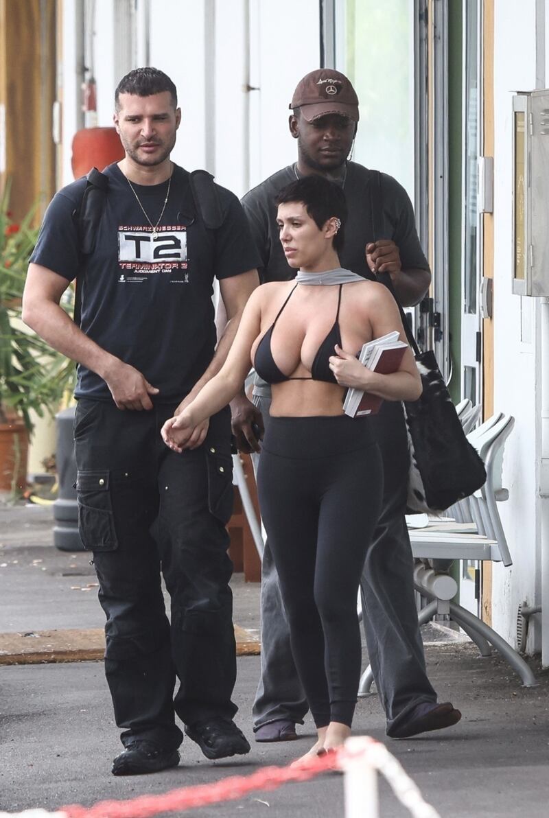 La "esposa" de Kanye West caminando descalza