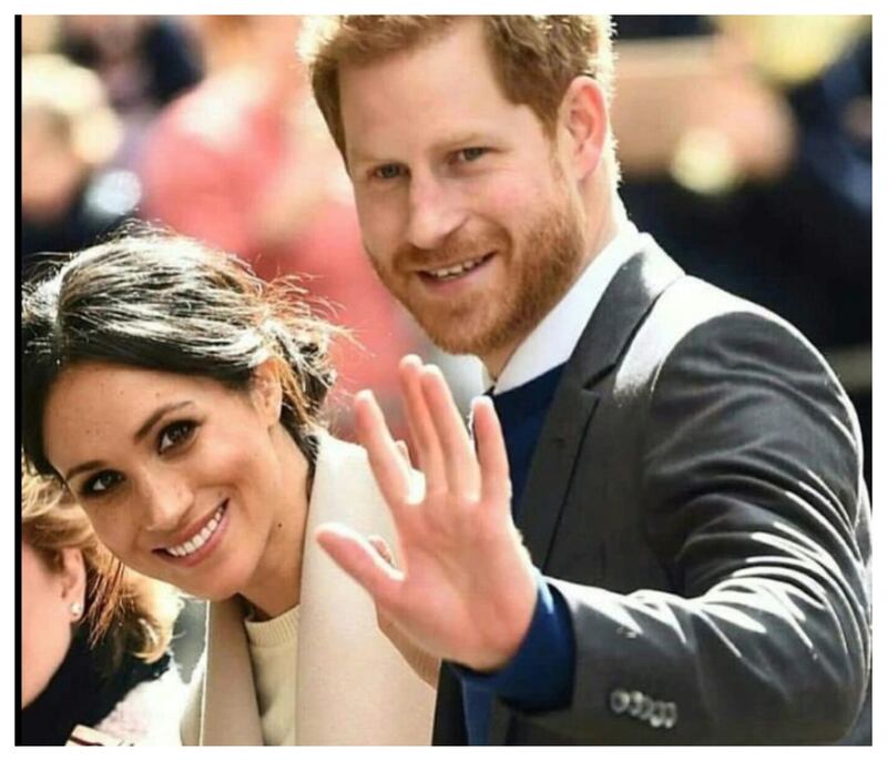 Meghan Markle y el Príncipe Harry saludan a la concurrencia.