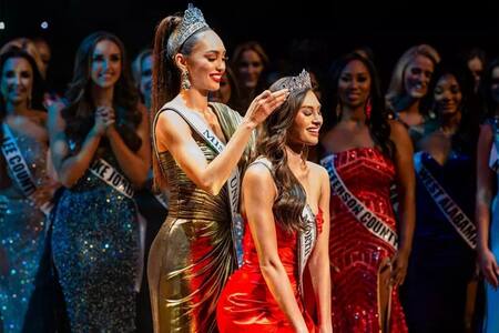 Miss Universo R'Bonney Gabriel entrega la corona a su sucesora