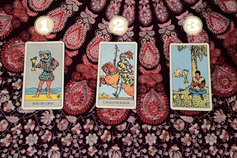 Cartas del tarot reveladas sobre una tela.