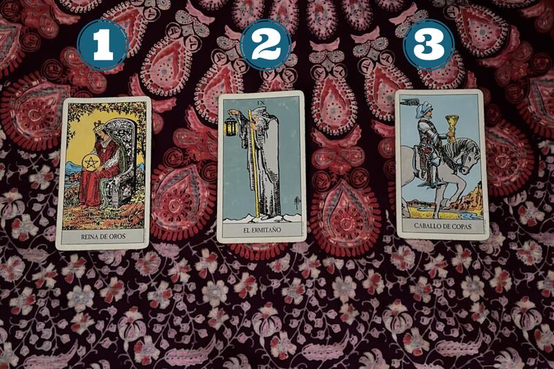 Estas son las cartas del Tarot reveladas sobre una tela.